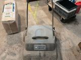 une machine posée sur le sol du garage