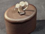 une bague posée sur une boîte marron