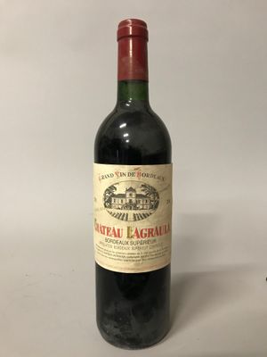 une bouteille de vin posée sur une table
