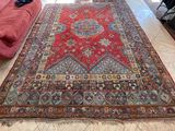 un grand tapis sur le sol d'un salon