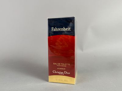 une photo d'un paquet de cigarettes posé sur une surface blanche