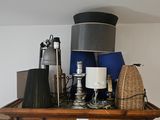 une lampe posée sur le dessus d'un meuble