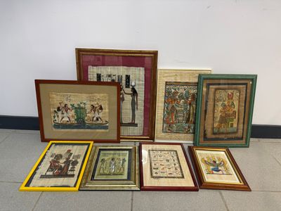 plusieurs tableaux indiens, encadrés ou non, exposés dans une pièce