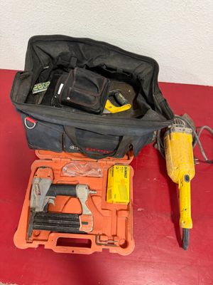 une sacoche à outils contenant des outils, posée sur une table rouge