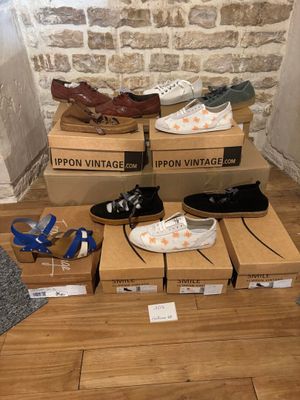 de nombreuses paires de chaussures qui sont rangées dans des cartons