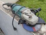 une machine posée contre le mur d'un immeuble