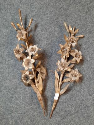 une paire de fleurs couleur or sur fond gris
