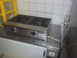 une cuisinière qui se trouve dans un coin de la cuisine