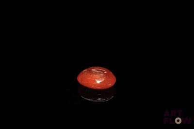 une bougie allumée dans l'obscurité, posée sur la table