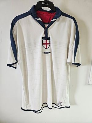 une chemise blanche ornée d’un motif rouge et bleu