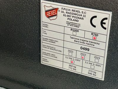 une étiquette apposée à l'arrière d'une machine posée sur une table