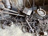 un tas de vieux outils posés par terre