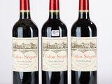 trois bouteilles de vin rouge posées côte à côte sur une table