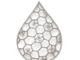 une broche en forme de larme en or blanc et diamants