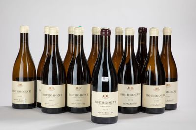 six bouteilles de vin sont alignées sur une table