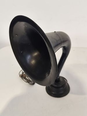 une lampe noire posée sur une table blanche
