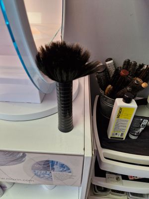 Lot de brosses, peignes, pinces et bigoudis