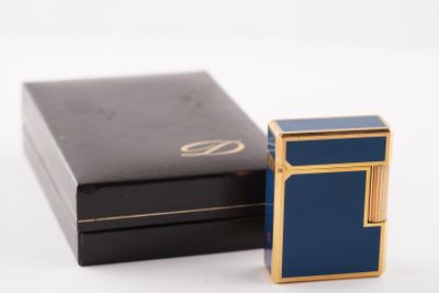 un briquet bleu posé à côté d'une boîte noire