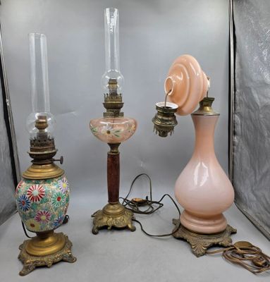 trois lampes placées l'une à côté de l'autre sur une table