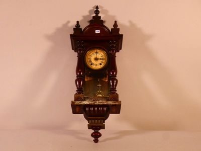 une horloge accrochée au mur de la pièce