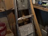 une échelle adossée au mur d'une pièce