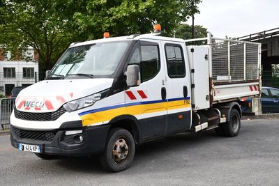 un camion blanc garé dans un parking