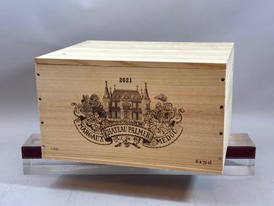 une image représentant une boîte en bois sur laquelle figure l'illustration d'un château