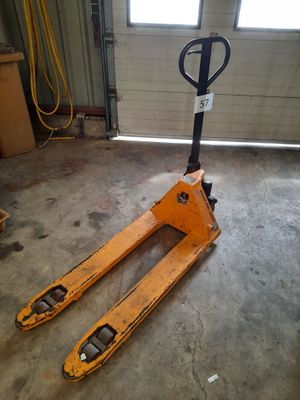 un chariot élévateur dans un garage, équipé d'une fourche