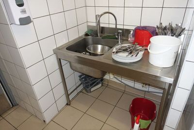 une cuisine avec un évier et un comptoir sur lequel se trouve de la vaisselle