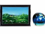 une photo représentant un tableau et un vase posés sur une table