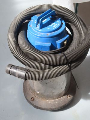 un tuyau bleu relié à un objet métallique