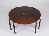 une image représentant une table ronde avec quatre pieds et un plateau en bois