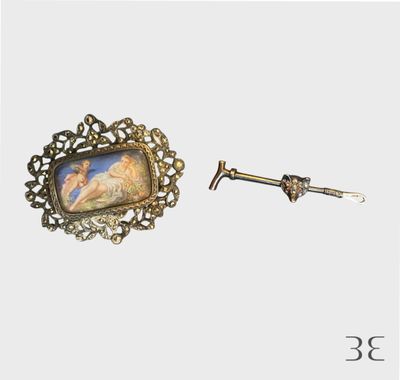 une photo d'une paire de boucles d'oreilles sur lesquelles figure le portrait d'une femme
