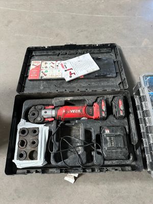 une boîte contenant des outils posée sur le sol