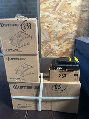 plusieurs cartons empilés les uns sur les autres par terre