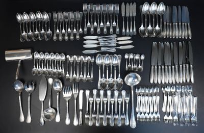 beaucoup de cuillères et de fourchettes en argent sur la table