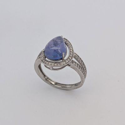 une bague en tanzanite et diamants