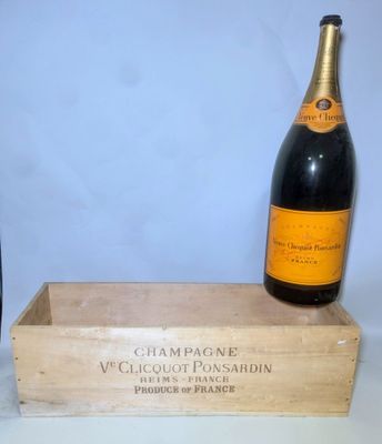 une bouteille de champagne et une bouteille de vin dans un coffret en bois