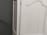 une armoire blanche avec une porte sur le dessus