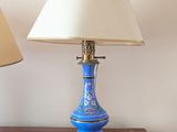 deux lampes posées sur une table, avec un miroir en arrière-plan