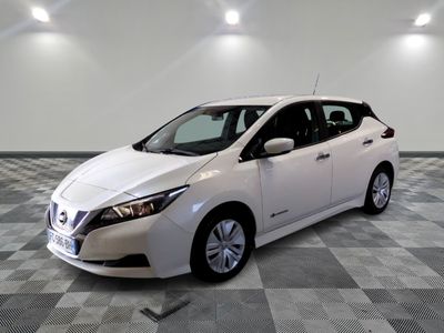 La Nissan Leaf blanche est garée sur un sol en carrelage à damier.