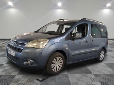 la petite camionnette bleue est garée sur un carrelage à carreaux