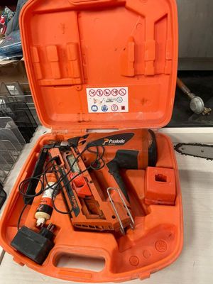 une mallette à outils orange contenant des outils, posée sur un comptoir