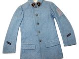 une image représentant un manteau bleu avec un col et des boutons noirs