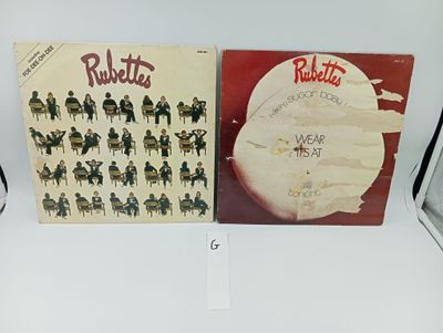 deux livres posés sur une table