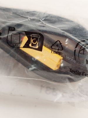 un sac en plastique contenant un objet jaune