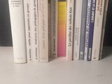 beaucoup de livres qui traînent sur une étagère