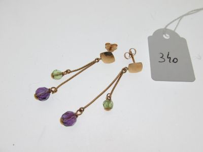 une paire de boucles d'oreilles en amethorate et en amethorate vert