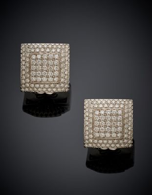 une paire de boucles d'oreilles en diamant