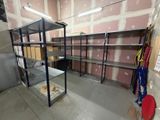 une pièce équipée d'étagères et d'un réfrigérateur